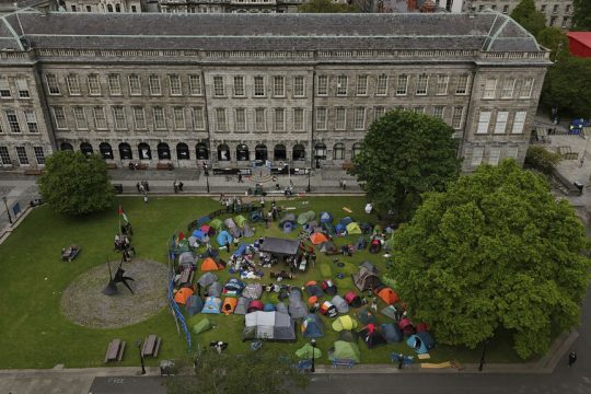 Το Trinity College στο Δουβλίνο και το καμπ των αλληλέγγυων φοιτητών